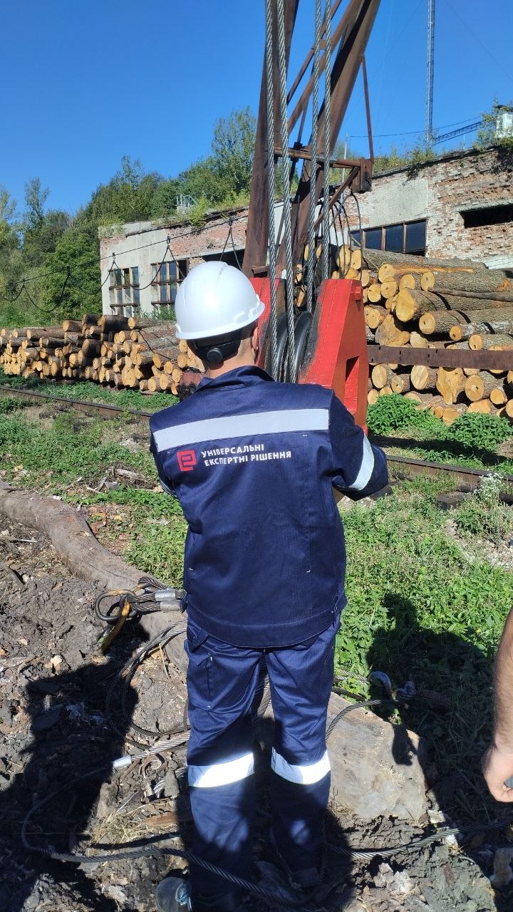 Фахівець ТОВ «УЕР» оглядає вантажопідіймальний кран на виробничому майданчику